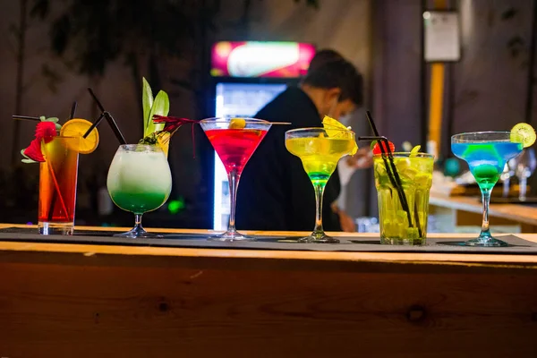 Eine Reihe Verschiedener Martini Gläser Auf Dem Tresen Einer Bar — Stockfoto