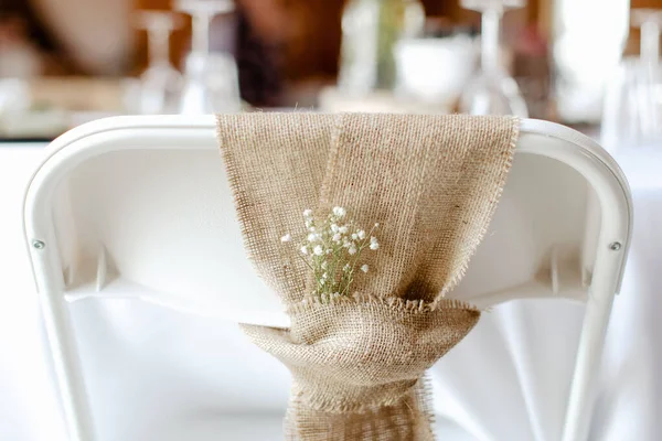 Closeup Shot White Flower Burlap Cloth White Chair Wedding Decorations — Stock Photo, Image