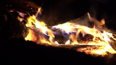 Aesthetically pleasing campfire footage shot in the Australian bush