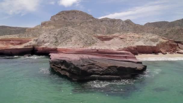 Aerial View Wavy Sea Rocky Mountains Gleaming Cloudy Blue Sky — Stockvideo