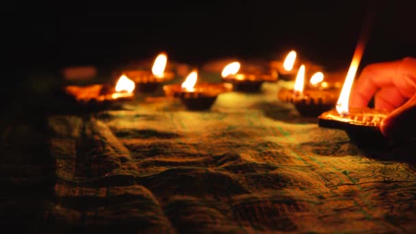 Масляные Лампы Diwali Diya Расставлены Столе Среди Других Светящихся Ламп — стоковое видео