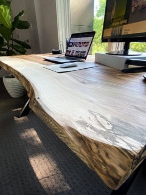 Modern ekipman ve nesnelerle ev ofisinin tasarımının dikey çekimi