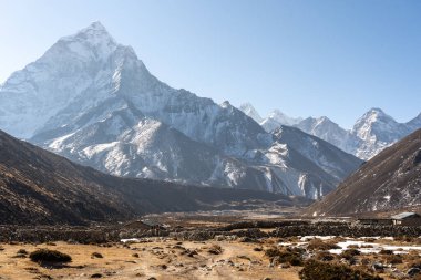 Güzel bir kar kaplı kayalık dağ manzarası