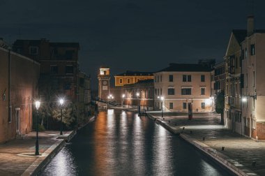 Gondol kanalı gece boyunca binalarla çevrili.