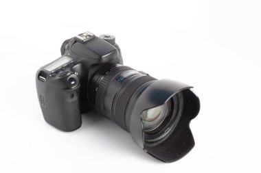 Beyaz bir yüzeydeki kameraya yakın çekim.