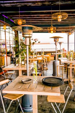 A cozy waterside cafe with creative lanterns. Decor ideas for outdoor cafes