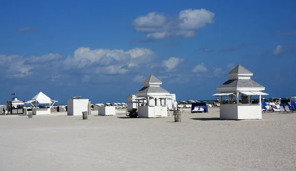 Sand Beach Unique White Wooden Cabins Bright Cloudy Sky — Zdjęcie stockowe