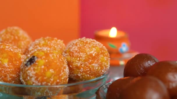 Красочные Лампы Diwali Масла Deepavali Лампы Масла Освещаются Красивом Строении — стоковое видео