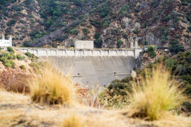 A beautiful view of the Morris Dam surrounded by mountains in Azusa, California, United States
