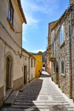 İtalya 'nın Benevento eyaletinde Morcone' da binaların bulunduğu dar bir caddenin dikey görüntüsü.