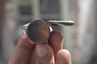 Bu eski bir düdük. Bu, insanın elindeki en güzel düdük. İnsanın elinde nadir bir ıslık. Yeni biçim ıslığı.