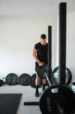 Beyaz bir adamın spor salonunu kullanırken dikey bir fotoğrafı.