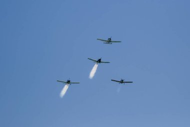 İspanya, Malaga üzerinde mavi gökyüzünde uçan bir uçak görüntüsü.