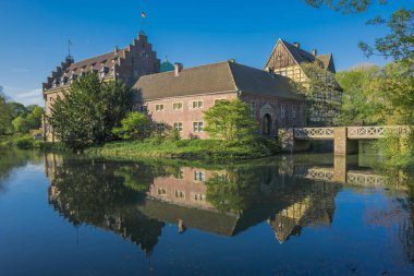 A beautiful shot of a building reflection to the lake