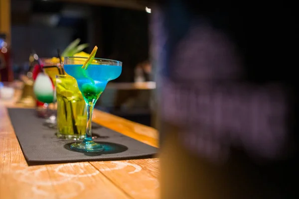 Una Fila Diversi Bicchieri Martini Sul Bancone Bar — Foto Stock