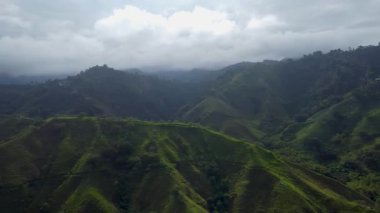 Gün ışığında güzel bir dağ manzarası