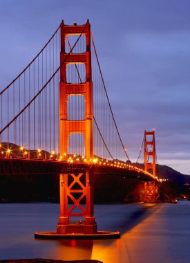 San Francisco, California 'daki kumsaldan aydınlatılmış Golden Gate Köprüsü' nün nefes kesici manzarası.