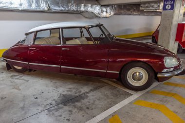 The View over the Citroen DS, better known in Portugal as a frog mouth