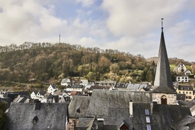 Almanya 'nın Eifel bölgesinde Monreal adında küçük bir kasabadaki tipik binalar.