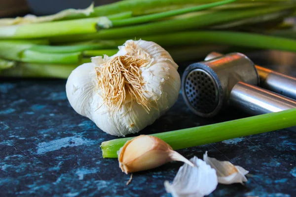 Closeup Shot Garlic Head Cloves Garlic Press — Stockfoto