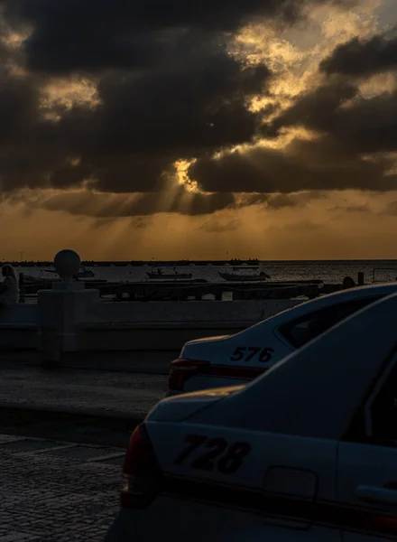 Vertical Shot Sun Rays Shining Massive Clouds Bay Boats Sunset — ストック写真