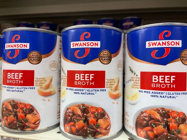 Augusta Usa Swanson Broth Retail Shelf Beer Cans — стоковое фото