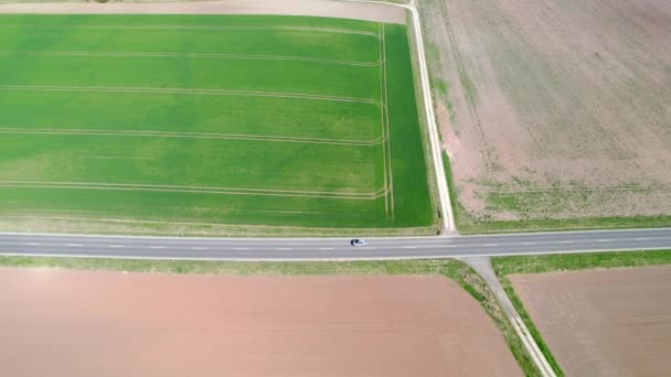 ถนนในประเทศเยอรม งทางอากาศถนนท การจราจรเล การเกษตรช มมองด านบน — วีดีโอสต็อก