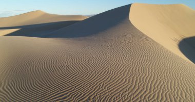 Imperial County, California, ABD 'deki Glamis kum tepelerinin insansız hava aracı görüntüsü.