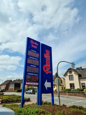 Kuzey Almanya 'daki Famila zincirinin bir benzin istasyonunun dikey çekimi.