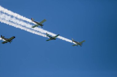 İspanya, Malaga üzerinde mavi gökyüzünde uçan bir uçak görüntüsü.