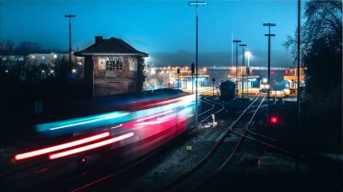 Almanya 'nın Landau kentindeki tren istasyonundan geçen uzun süreli bir trenin hava görüntüsü.