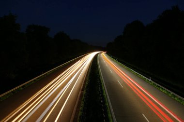 Gece bir otobanda uzun süre kalmışsın. Pürüzsüz hatlar Alman Otobanı 'nda arabaların hızlı gittiğini gösteriyor..