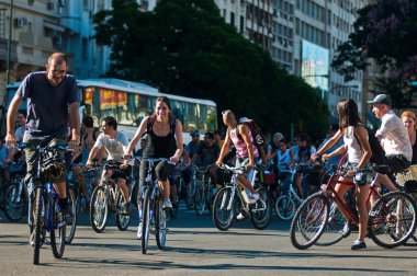 Buenos Aires, Arjantin 'de düzenlenen Kritik Ayin için binlerce motorcunun güzel bir çekimi.