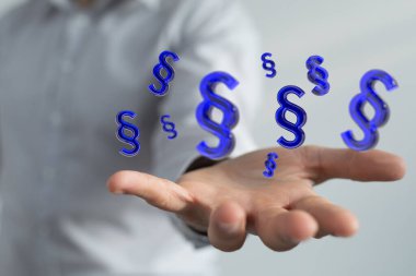 Elinin üzerinde resimli paragraf simgeleri olan bir insan eli. İletişim kavramı.