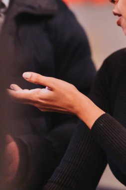 Barda bir elin yakın çekimi.