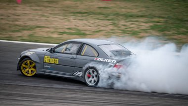 E46 yarış pistinde sürükleniyor