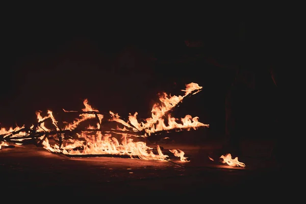 Brandkonstnär Som Utför Brandandning — Stockfoto