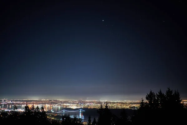 Ein Schöner Blick Auf Eine Stadt Die Von Nächtlichen Lichtern — Stockfoto