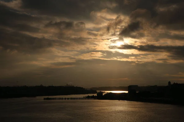 Чудовий Захід Сонця Який Проблискує Над Узбережжям Ньюкасла Англія Через — стокове фото