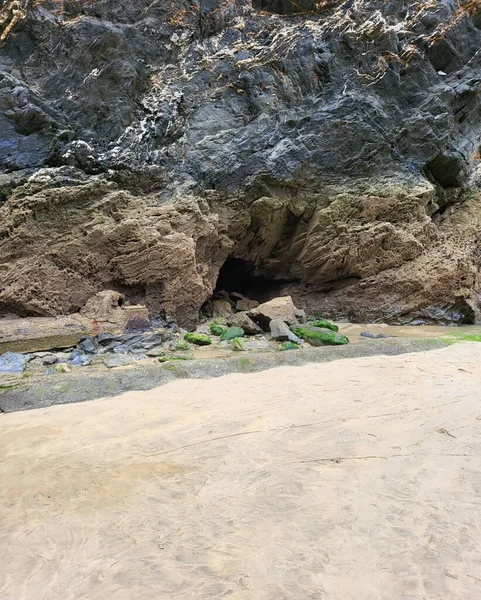 Tiro Vertical Uma Pequena Entrada Escura Para Uma Caverna — Fotografia de Stock