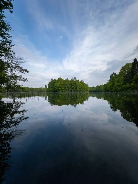 Uma Vista Hipnotizante Água Lagoa Transparente Com Reflexos Árvores Verdes — Fotografia de Stock