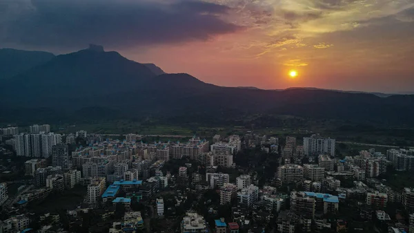 Den Vackra Bilden Solnedgången Med Stadsbilden Förgrunden — Stockfoto