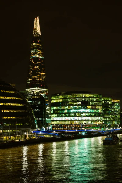 Eine Vertikale Aufnahme Des Rathauses Shard Bei Nacht Über Die — Stockfoto