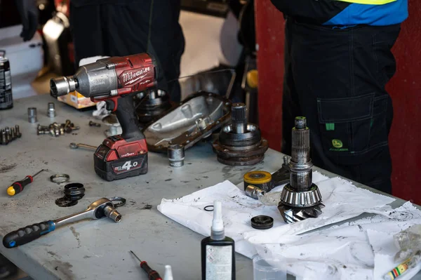 Mechanic Repairing Race Car — Stock Photo, Image