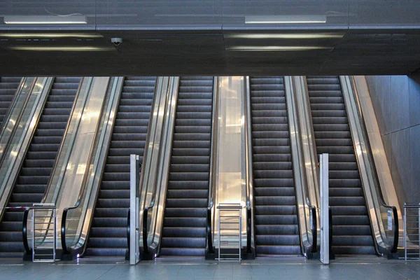 Una Zona Subterránea Con Escaleras Mecánicas —  Fotos de Stock