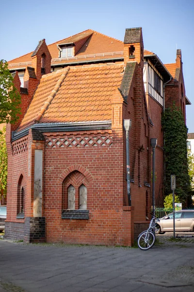 ドイツのベルリンにある歴史的なレンガ造りの建物の垂直ショット — ストック写真
