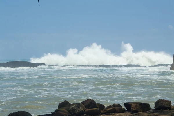 Una Hermosa Toma Paisaje Marino Olas Golpeando Rocas Día Soleado — Foto de Stock