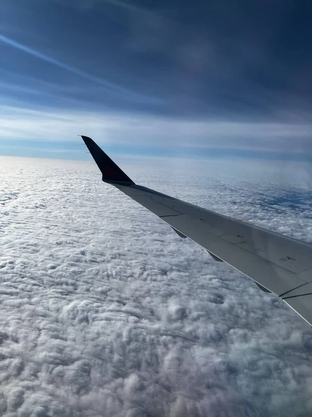 Nahaufnahme Eines Flugzeugflügels Vor Schwerem Wolkenhintergrund — Stockfoto