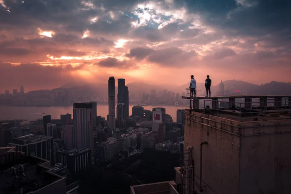 Пара Друзів Шукачів Пригод Які Дивляться Небо Гонконгу Після Заходу — стокове фото