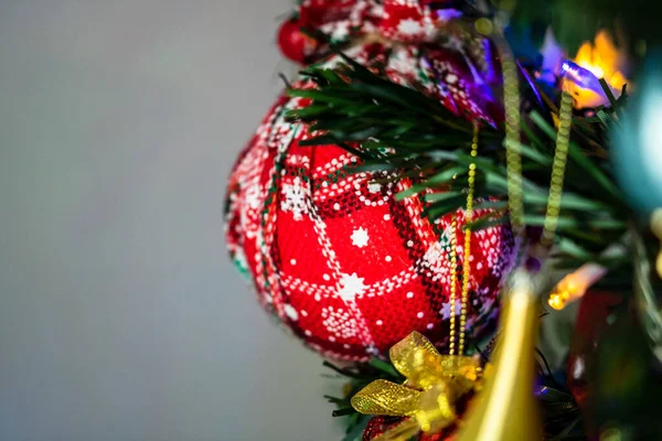 Primer Plano Adorno Rojo Navidad Colgado Árbol —  Fotos de Stock